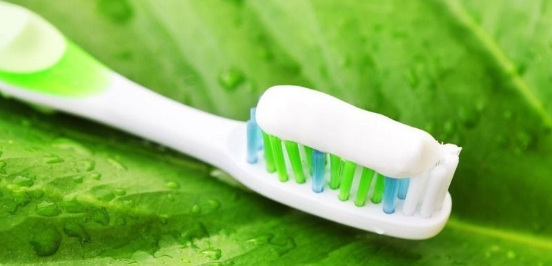 Зубна паста — справжній маст-хев для дачників: коли і навіщо її застосовувати. Один тюбик, а скільки способів застосування.
