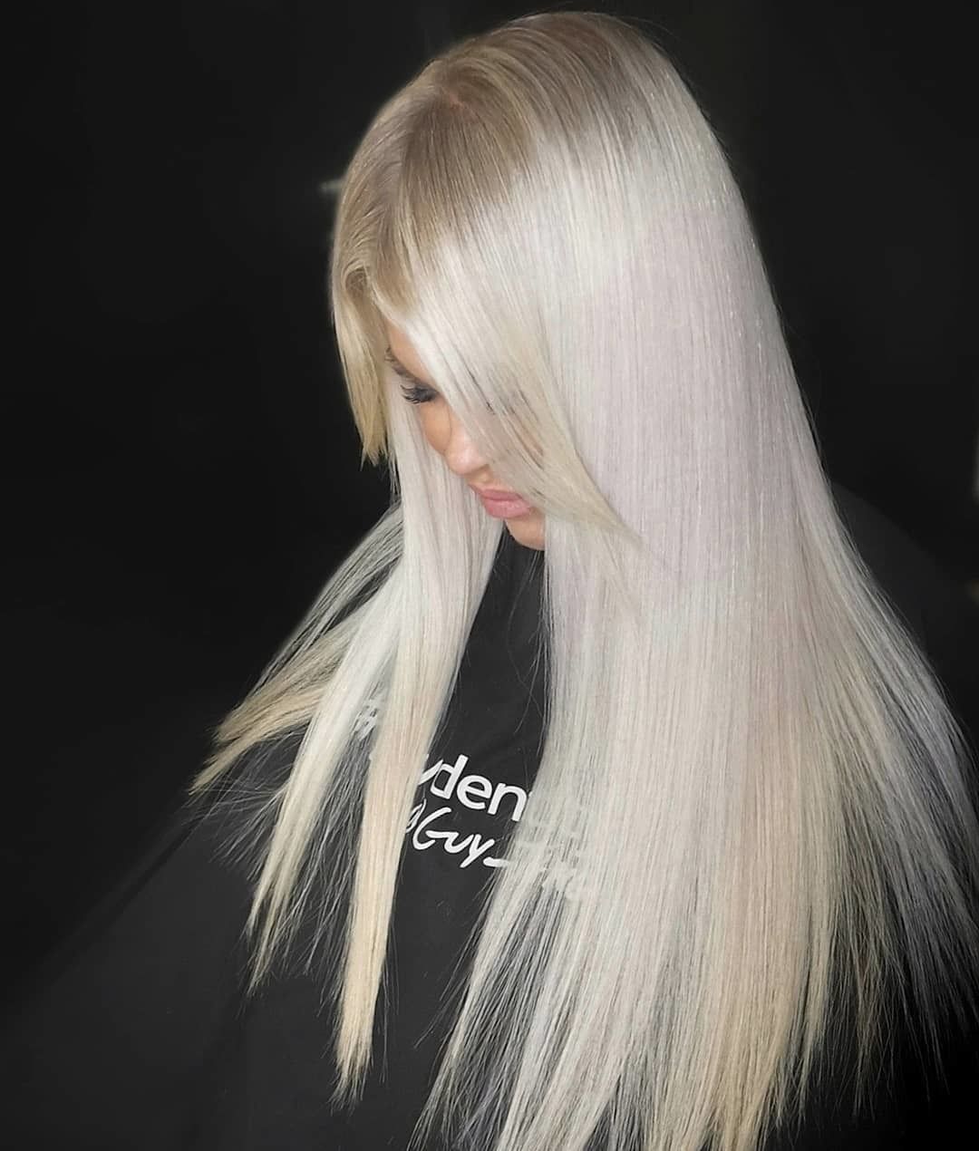 Скандинавський білий — наймодніший колір волосся у 2020 році. Ідеально для зими.