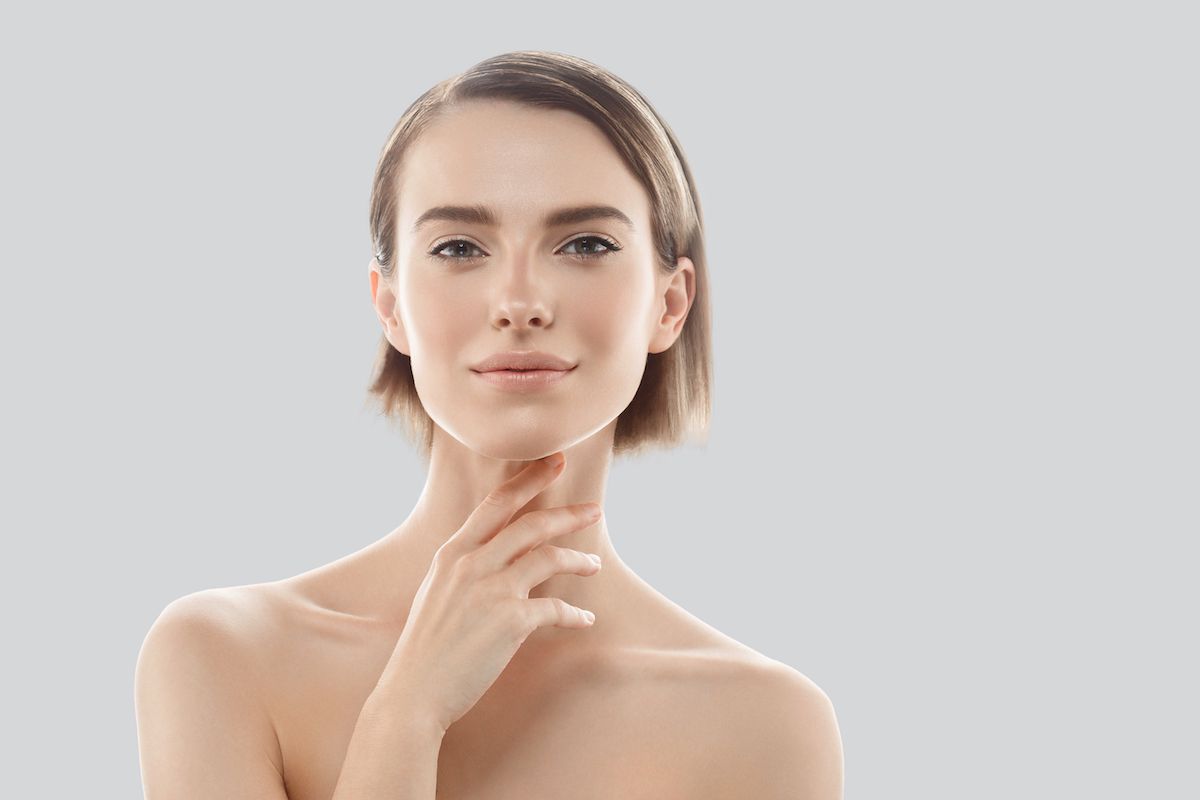 5 секретів, які допоможуть зберегти красу шиї та зони декольте. Ці ділянки тіла вимагають особливого догляду, оскільки саме вони відображають справжній вік жінки.