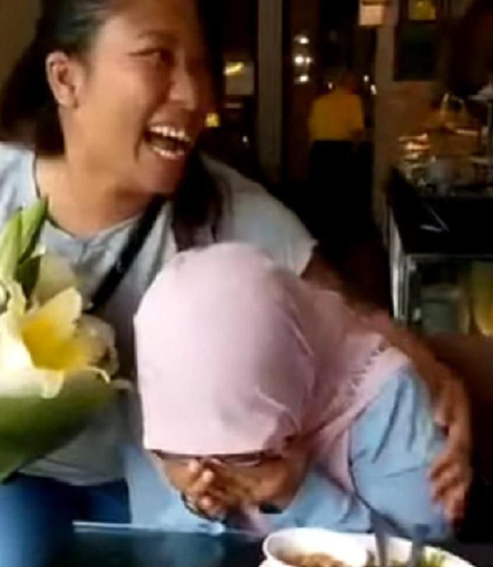 Донька довела матір до сліз у день її народження, несподівано прийшовши на свято з букетом квітів. Донька здивувала матір своєю появою у день її народження.