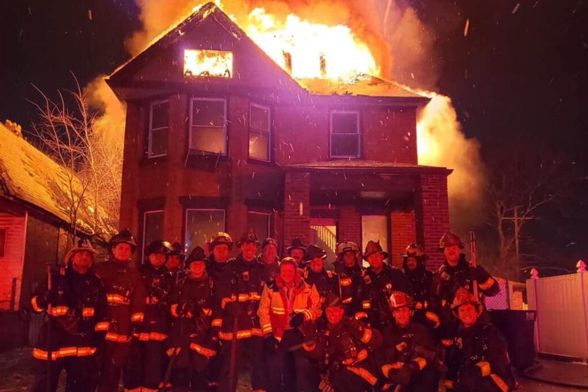 Пожежні зробили селфі на тлі палаючого будинку замість того, щоб гасити його. Вони дозволили йому згоріти дотла.
