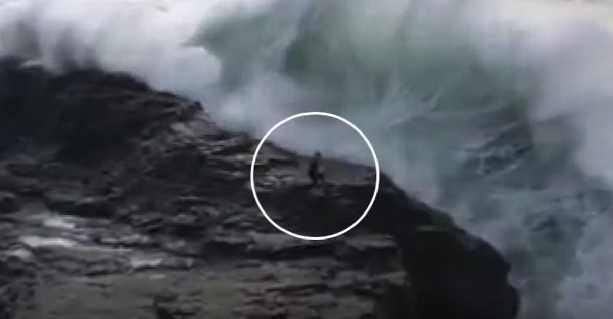 У соціальних мережах з'явилося відео, на якому відвідувача пляжу змиває величезна хвиля в той момент, коли він прогулювався по прибережних скелях. Відвідувача пляжу змиває величезна хвиля.