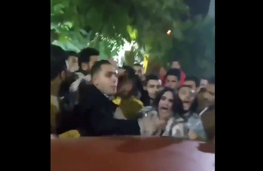 Після того, як в мережі з'явилося відео нападу натовпу на жінку в Єгипті, заарештували 7 осіб. На відео панує справжній хаос.