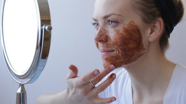 Як приготувати антивікову маску для обличчя з корицею та мускатним горіхом. Така маска здатна впоратися з супутніми проблемами шкіри, що в'яне.
