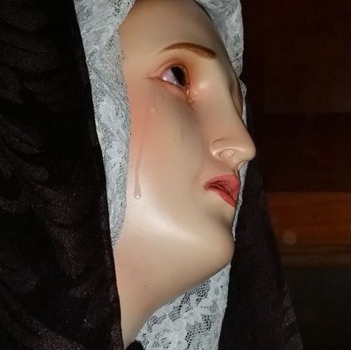 Статуя Діви Марії заплакала, це може бути ознакою того, що станеться щось жахливе. Справжнє чудо, котре спостерігали парафіяни під час Новорічної служби.