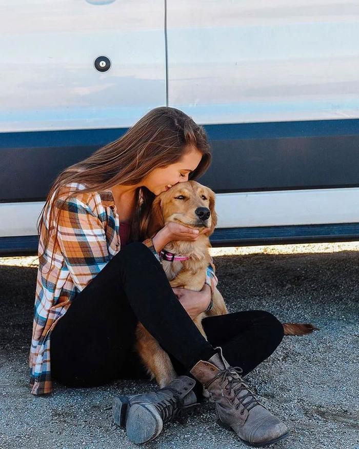 Звільнившись із роботи та покинувши коханого, дівчина вирішила присвятити життя подорожам у власному фургоні з кращою подругою — собакою Еллою. Дівчині вже вдалося відвідати 20 штатів і це ще не межа її мрій.