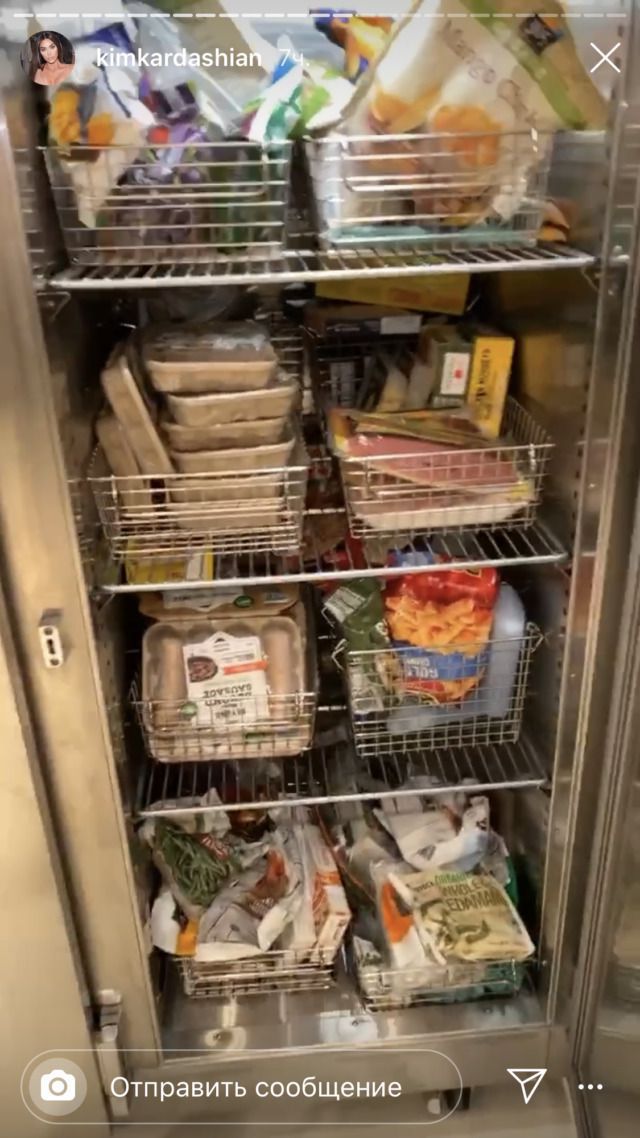 Кім Кардашьян показала, що зберігається в неї в холодильнику. Виявляється, він у неї займає майже цілу кімнату, і більшу частину вмісту становлять фрукти та овочі.