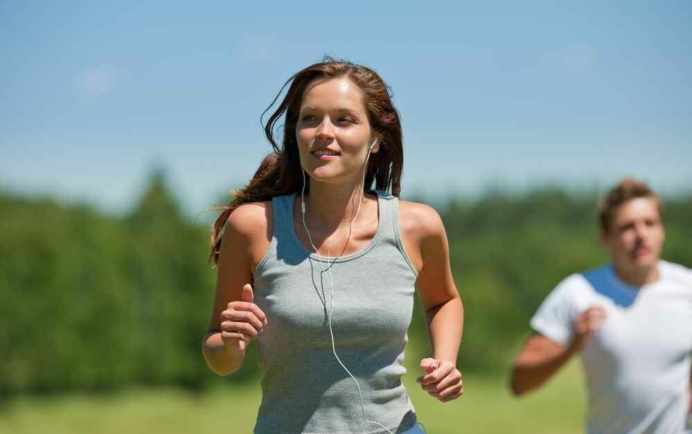 Вчені довели, що прослуховування музики під час тренувань позитивно впливає на результати людей. Під час тренувань корисно слухати музику.