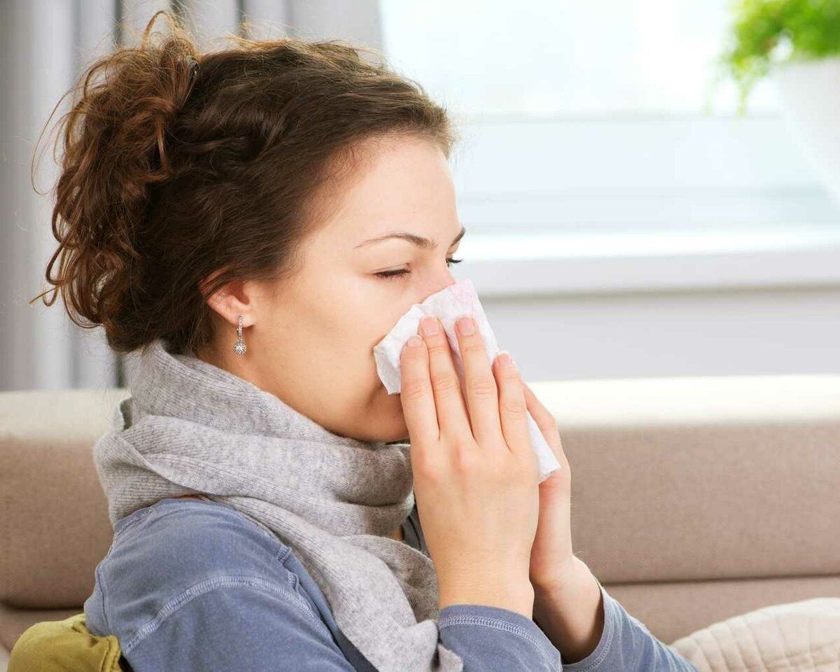 Алергія: симптоми, якими вона проявляється та які не потрібно ігнорувати. Крім очей, які сльозяться, нежиті і висипань, алергія може проявлятися і іншими симптомами.
