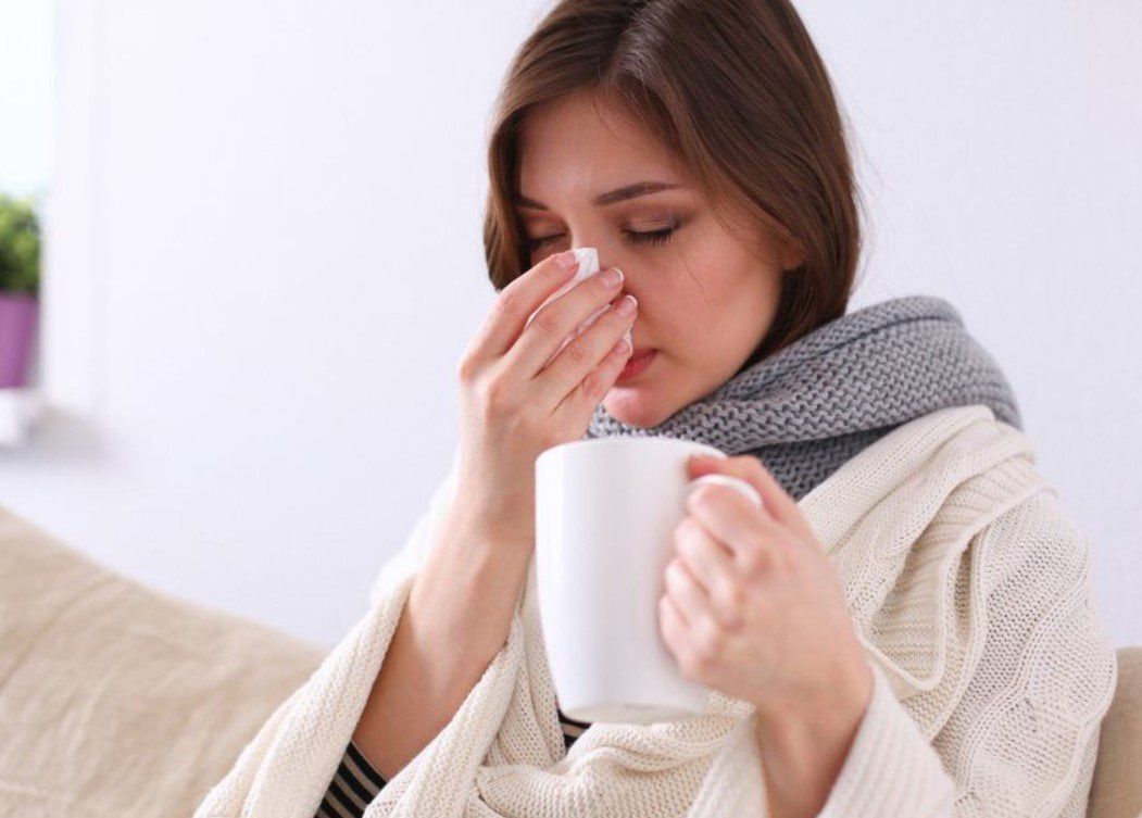 Британські експерти склали «ідеальний розпорядок дня», щоб подолати симптоми застуди за 24 години. Як не розклеїтися при перших симптомах застуди.