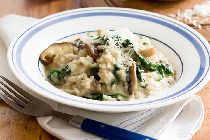 Простий рецепт приготування білих грибів з рисом (ризотто). Ризотто зі свіжими білими грибами — популярна страва італійської кухні, яку легко приготувати вдома з доступних інгредієнтів.