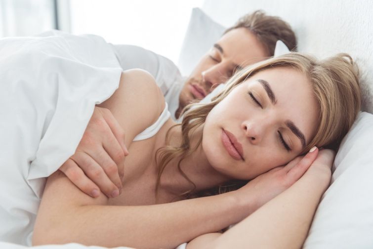На боці, спині або животі: яка поза найкорисніша для сну. Фахівці розповіли, що звична поза під час сну пов'язана з хворобами.