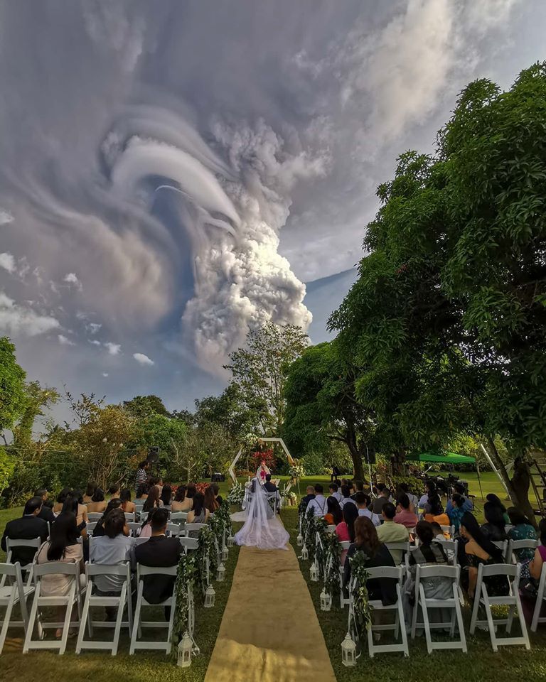 Ці фотографії, показують всю міць вулкана, що прокинувся на Філіппінах. Моторошна краса.