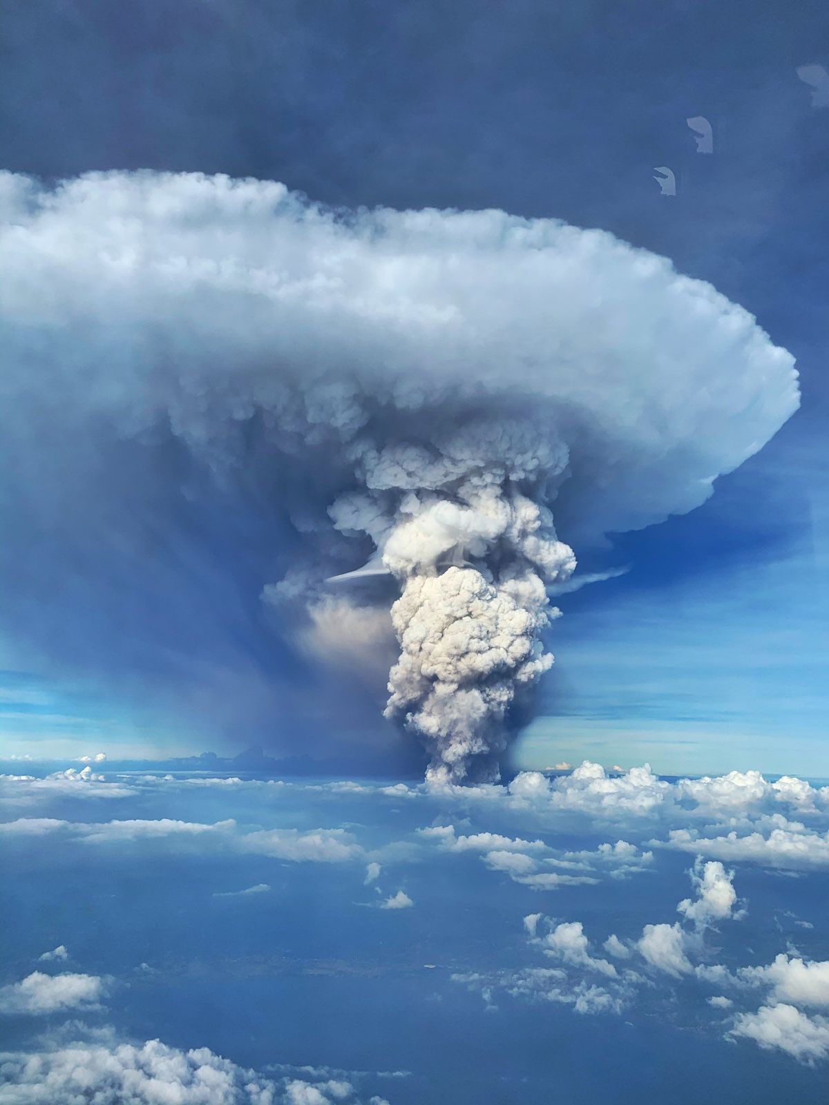 Ці фотографії, показують всю міць вулкана, що прокинувся на Філіппінах. Моторошна краса.
