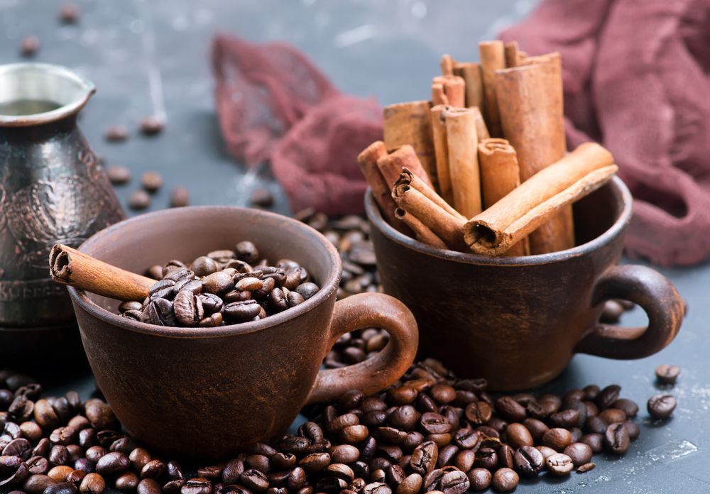 Фахівці радять пити каву з корицею — і ось чому. Смачна пряність містить безліч корисних властивостей.