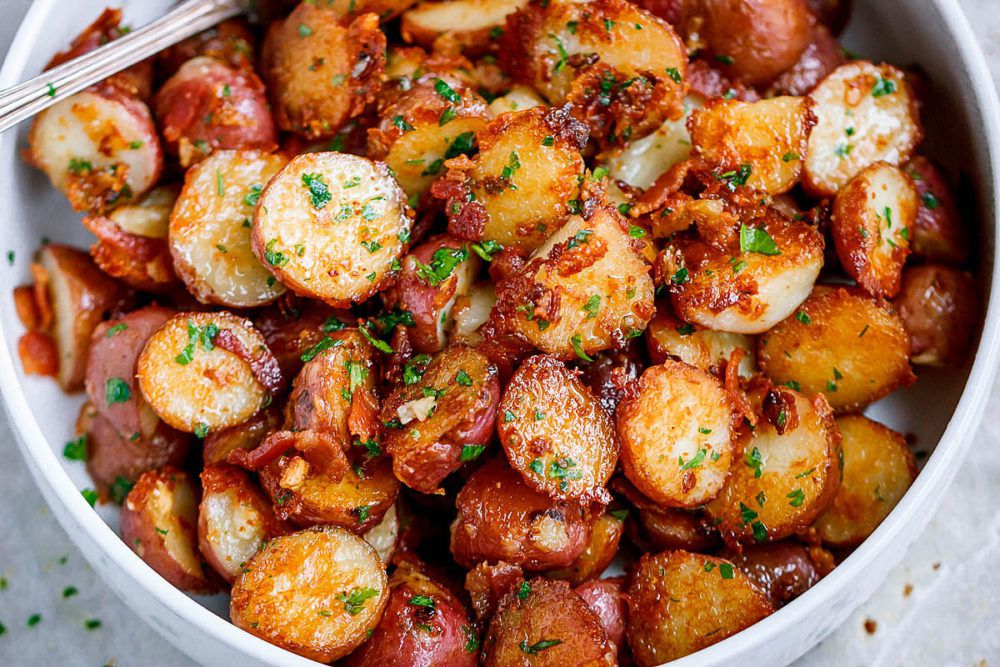 Рожева картопля з петрушкою і пармезаном — кулінарний покроковий рецепт. Просте доступне блюдо з гострим пряним смаком буде чудово поєднуватися з будь-якими овочами і послужить гарніром до м'яса або курки.