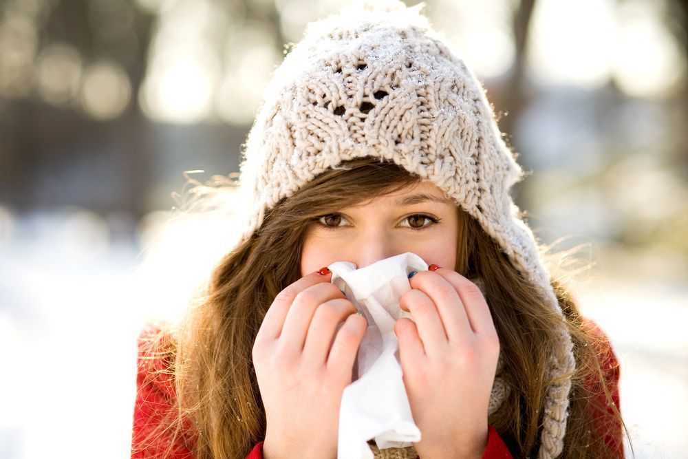 Зимова алергія: її види і як з нею боротися. Спровокувати реакцію здатні домашній пил, вогкість, вовняний і пуховий одяг.