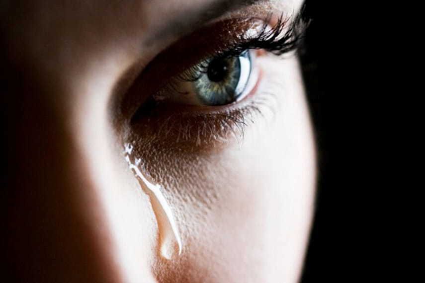 Плакати хоча б раз на тиждень корисно для психічного здоров'я людини. Психологи розповіли, в чому полягає користь сліз.