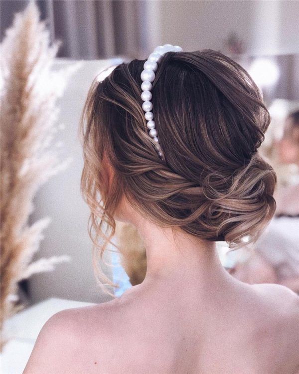 Весільні зачіски, які будуть модні у 2020 році: 7 простих ідей. Зробити їх можна навіть вдома, при цьому вони дуже ніжні і жіночні.