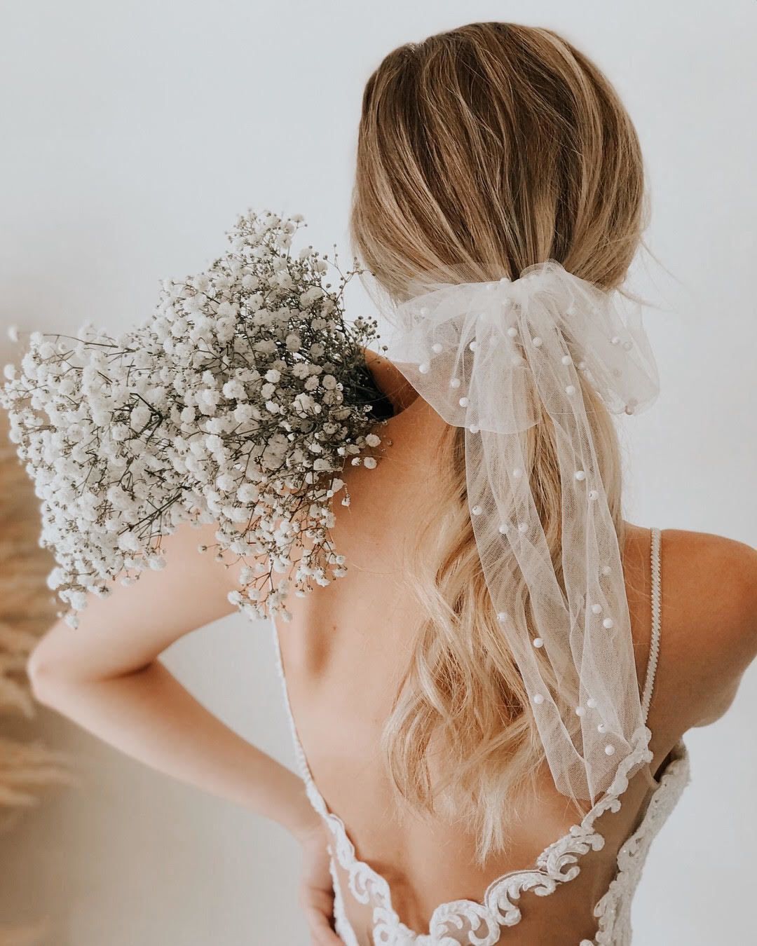 Весільні зачіски, які будуть модні у 2020 році: 7 простих ідей. Зробити їх можна навіть вдома, при цьому вони дуже ніжні і жіночні.