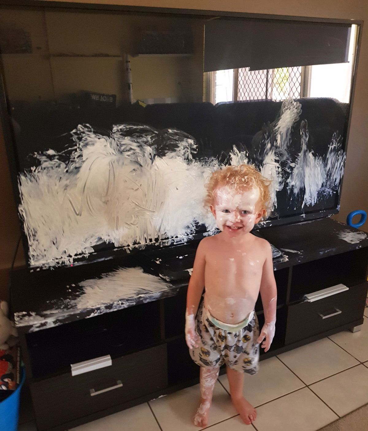 Поки мами не було у кімнаті, малюк вирішив показати свій художній хист, розмалювавши кремом телевізор. Короткочасна відсутність мами у кімнаті завершилася тим, що її малюк встиг розмалювати телевізор кремом.