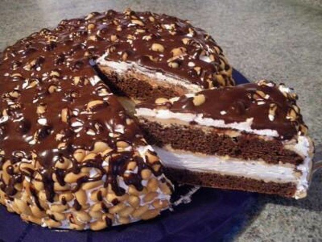 Шоколадний торт «Снікерс» для приготування в домашніх умовах. Торт «Снікерс» оцінять справжні ласуни.