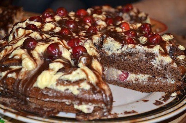 Шоколадний торт з ягодами і ніжним кремом — «Вишневий поцілунок». Дуже м'який корж, смачний крем, хороше просочення... Все просто чудово. Варто приготувати!
