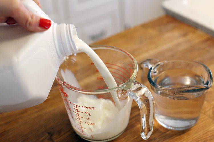 Як зробити добриво з молока — молочну воду, якою можна поливати кімнатні рослини. Чи можна поливати рослини молоком.
