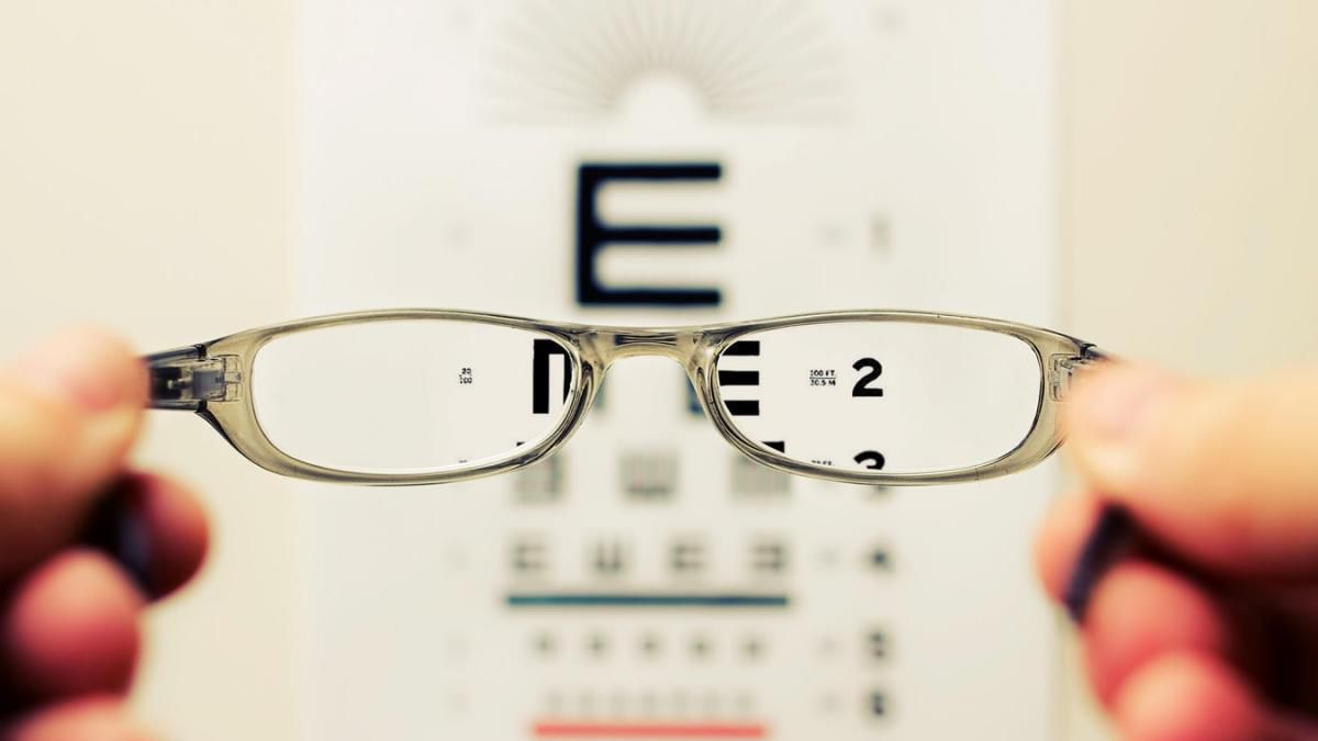 На думку експертів, поганий зір серйозно вкорочує життя людини. Близько 75% випадків повної втрати зору, можна було запобігти, якщо вчасно почати лікування.