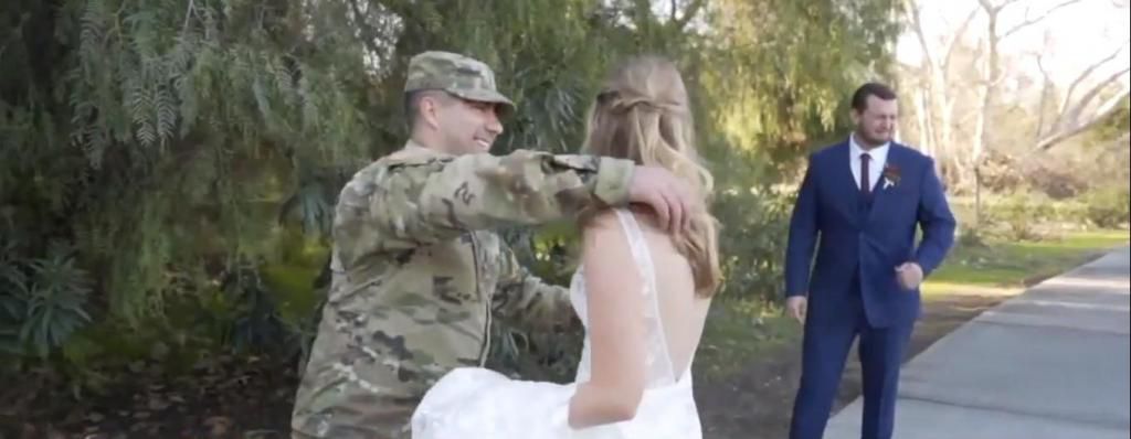 Хлопець пішов до армії, тому не міг приїхати на весілля друга. Проте у сам святковий день він зробив молодятам справжній сюрприз. Хлопець все ж таки потрапив на весілля друга, хоча й у військовій формі.