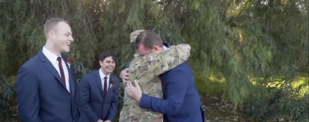 Хлопець пішов до армії, тому не міг приїхати на весілля друга. Проте у сам святковий день він зробив молодятам справжній сюрприз. Хлопець все ж таки потрапив на весілля друга, хоча й у військовій формі.
