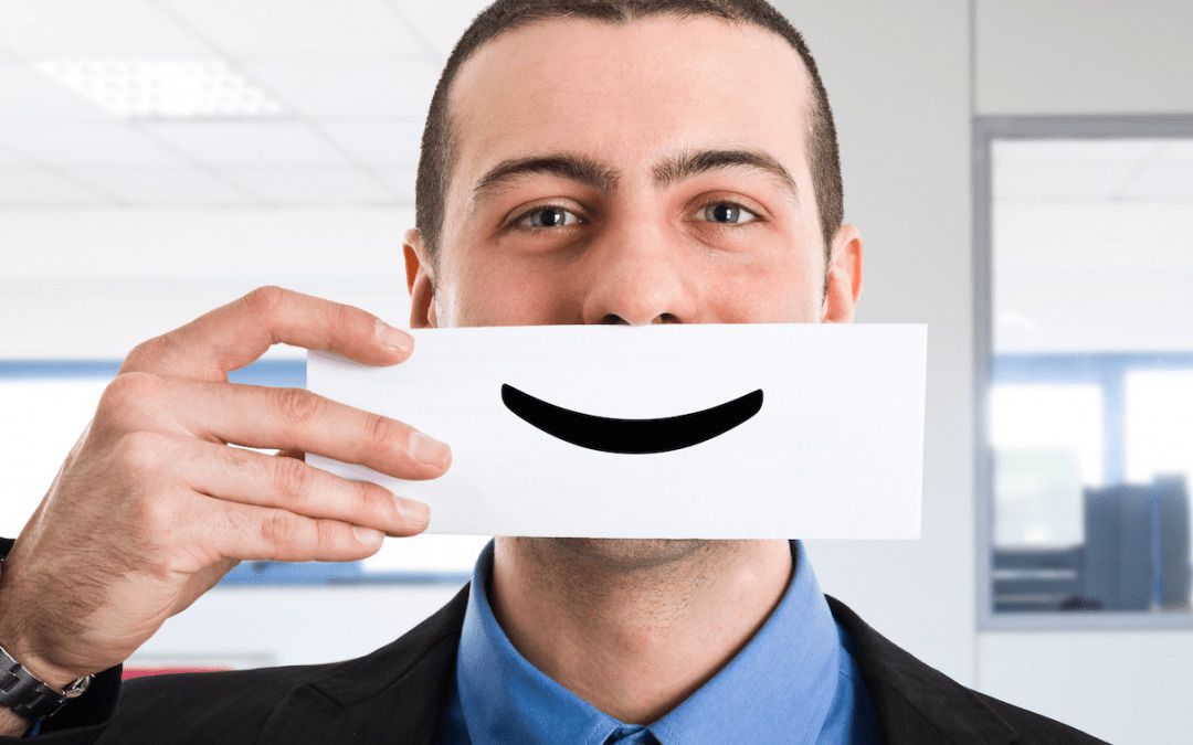 Вченими доведено, що фальшива посмішка на роботі шкодить здоров'ю людини. Від фальшивих позитивних емоцій на роботі більше шкоди, ніж користі.