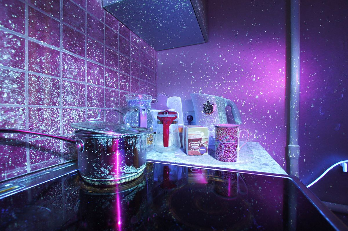 Хлопець показав свою кухню в ультрафіолеті, і це виглядає як типове місце злочину. Це видовище лякає і захоплює одночасно.
