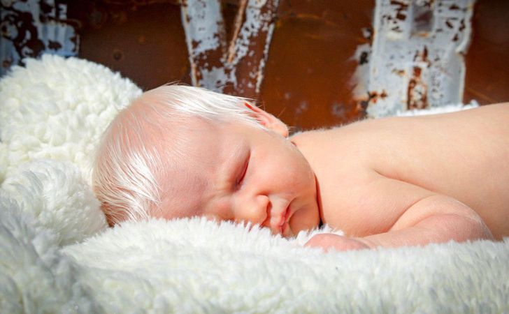 В Угорщині народився незвичайний малюк — особливістю було те, що від народження у нього сиве волосся