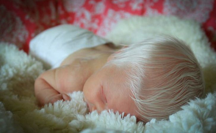 В Угорщині народився незвичайний малюк — особливістю було те, що від народження у нього сиве волосся. Малюк з сивим волоссям завоював серця багатьох.