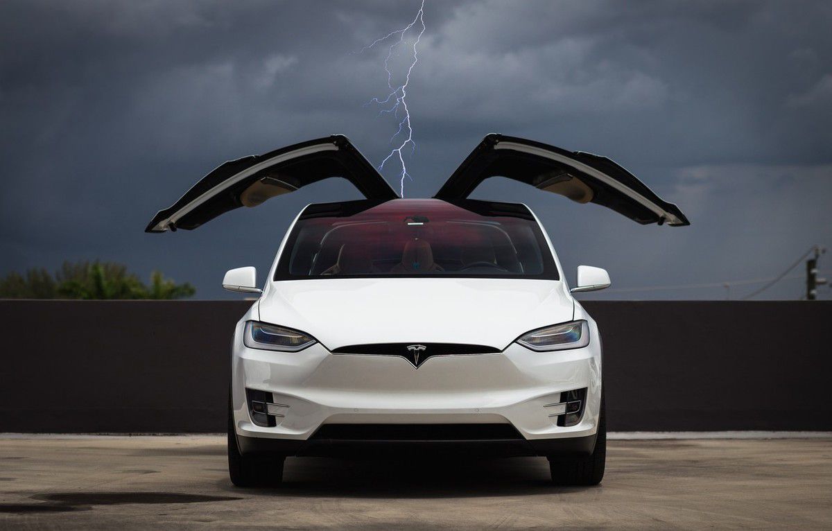 У США перевірять пів мільйона електрокарів Tesla через серйозний дефект. Через численні скарги власників електромобілів проведуть масштабну перевірку.