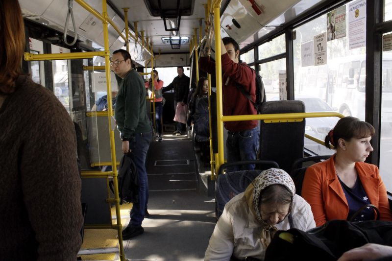 Анекдот дня: у переповнений автобус заходить старенька бабця, але ніхто не поступається місцем. Все логічно!