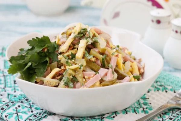 Салат з солоними огірками, омлетом і шинкою — смачна і ситна страва на кожен день. Пікантне поєднання!