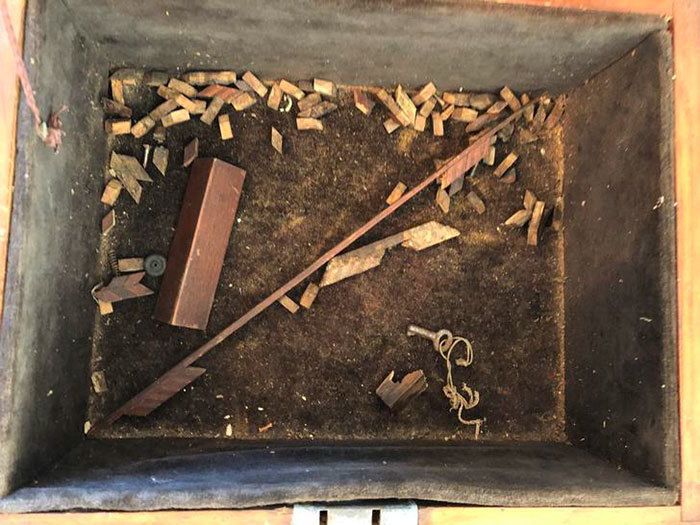 Чоловік розкрив 100-літні скриньки, які зробив його дід-злочинець, вміст лише додав коробкам загадковості. Прадід був грабіжником банку.