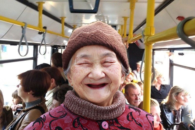 Анекдот дня: в автобусі їде бабця і дівчина в татуюваннях, і раптом у бабці виникло дивне питання. Поставила дівчисько на місце!