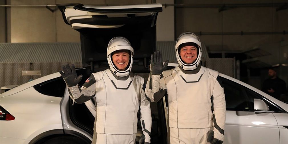 Електромобілі Tesla будуть доставляти астронавтів до ракет. Tesla Model X став офіційним автомобілем NASA і вже зробила свій перший рейс з космонавтами.