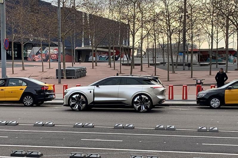 В Барселоні сфотографували досі невідомий кросовер Renault. В мережі з'явилися фото загадкового кросовера, який можливо ще й електричний.