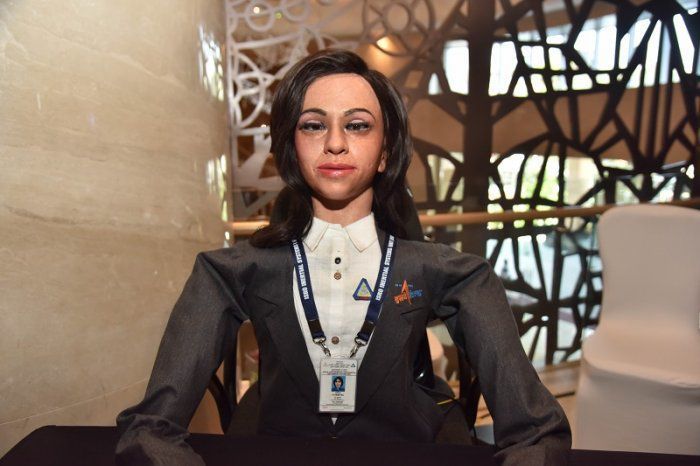 Людиноподібна жінка-робот буде відправлена Індією у космос в рамках випробувальної безпілотної місії. Запуск з роботом Віом Мітра на борту заплановано на грудень 2020 року.