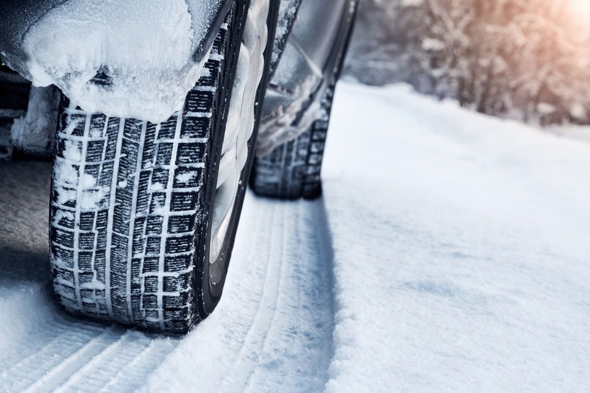 Три причини чому шиповані шини стають неефективними на слизькій дорозі. Головне завдання шипованої гуми утримувати автомобіль на зледенілій дорозі. Але далеко не кожен шип може чіплятися за лід.