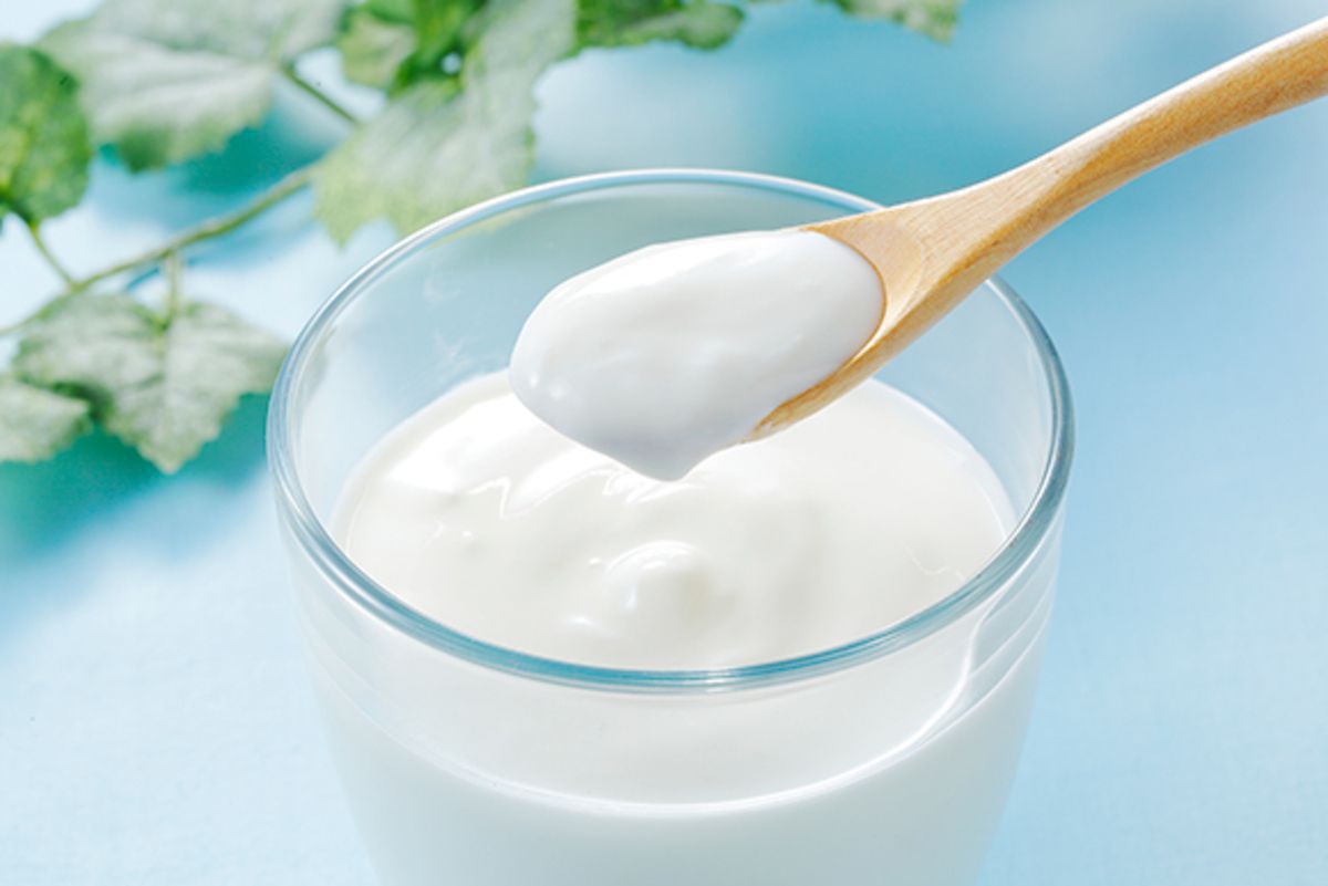 Вчені виявили, що наявність у раціоні жінок натурального йогурту зменшує ризик розвитку у них раку молочних залоз. Для здоров'я молочних залоз жінкам необхідно вживати натуральний йогурт.