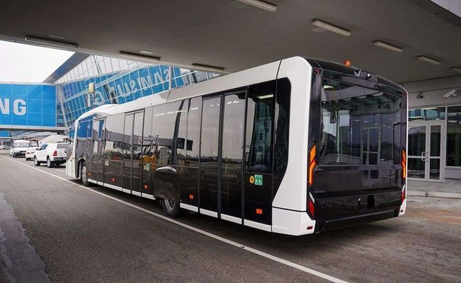 Аеропорт "Бориспіль" поповнив свій автопарк автобусом нового покоління. Перонний автобус для перевезення пасажирів оснащений з камерами замість дзеркал та має спеціальну систему кондиціонування.