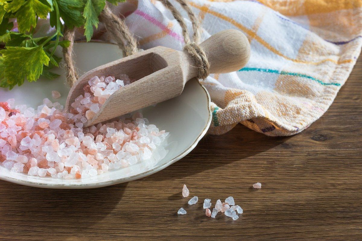 Цікаві способи використання солі на дачі, які збережуть ваші гроші та час. Такий простий і доступний інгредієнт допоможе вирішити безліч дачних проблем.