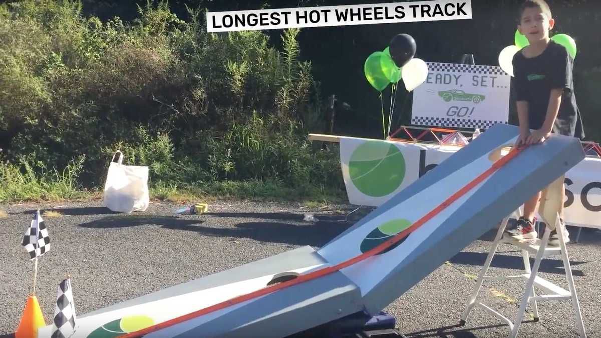 Ентузіасти з Пенсільванії зібрали 663-метровий трек Hot Wheels. Інженери логістичної компанії Benesch з Пенсільванії застосували свої професійні навички та кмітливість, щоб потрапити в Книгу рекордів Гіннеса.