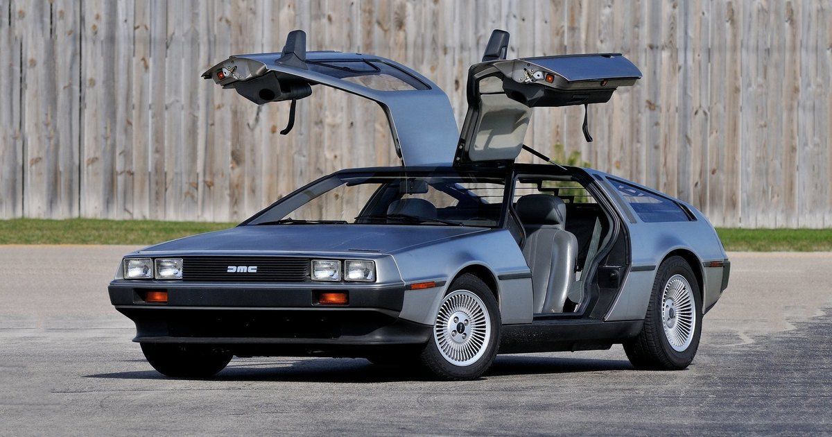 Культовий автомобіль з фільму "Назад в майбутнє" повертається. Легендарний DeLorean DMC-12 повернуть в продаж вже 2021 році.