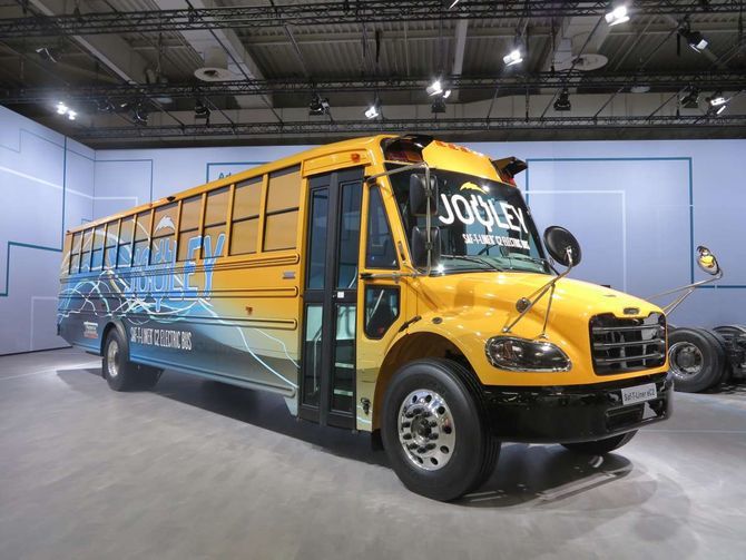 В США на зміну класичним шкільним автобусам прийдуть електробуси. Першу партію шкільних автобусів з нульовим викидом шкідливих отримають школи штату Вірджинія.